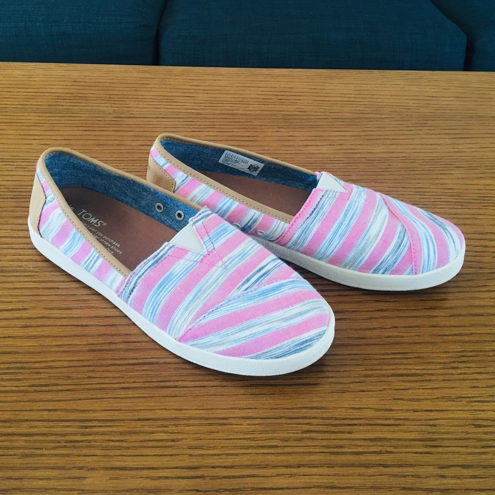TOMS shoes women’s 8.5. Lightly worn.